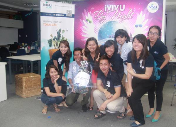 Đội xuất sắc đã giành giải nhất trong cuộc thi Chung sức "Made in iVIVU.com". Ảnh: iVIVU.com