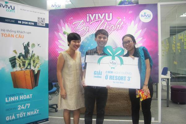 Bà Đỗ Thị Thúy Hằng -  Giám đốc công ty lên trao giải thưởng cho những bạn may mắn trúng giải. Ảnh: iVIVU.com