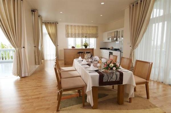 Phòng bếp và phòng ăn tại Sea Links Beach Villas Phan Thiết. 