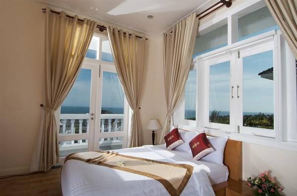 Phòng nghỉ ngập nắng tại Sea Links Beach Villas Phan Thiết.
