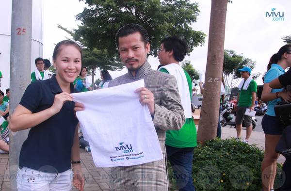 Doanh nhân Hùng Cửu Long cũng nhận một chiếc khăn từ nhân viên của iVIVU.com. Ảnh: iVIVU.com