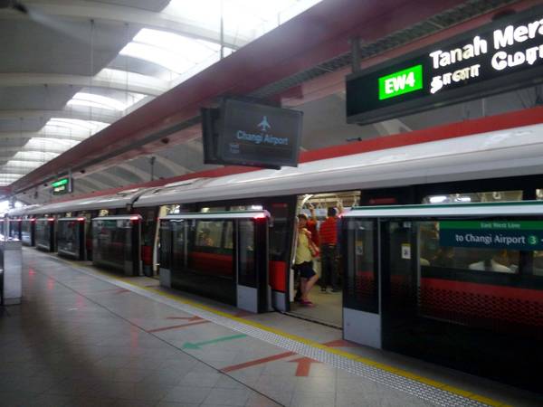 Ở trạm MRT, phải đứng chờ tàu ở vạch màu đỏ, nhường đường cho khách xuống tàu đi ra ở vạch màu xanh.