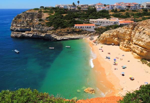 Những khu vực xinh đẹp của Algarve như trong hình là nơi thú vị để lướt sóng, hoặc thực hiện những kỳ nghỉ bên gia đình.