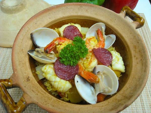 Món cơm thố hải sản gây ấn tượng bởi được đặt trong niêu.