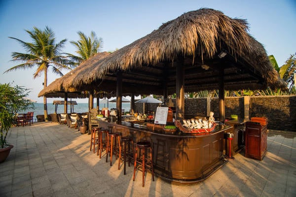 Khu vực quầy bar bên bãi biển của khu nghỉ dưỡng Victoria Hội An Beach Resort & Spa.
