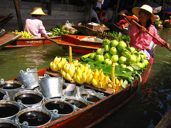 Chợ Damnoen Saduak là một trong những chợ nổi lâu đời nhất tại Thái Lan.