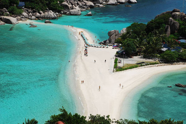 Những hòn đảo nơi đây gây ấn tượng với du khách bởi màu nước biển xanh trong.