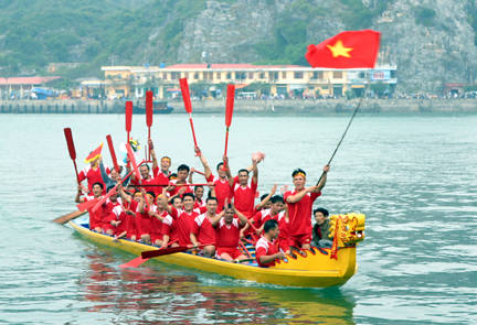Lễ hội đua thuyền rồng trên biển