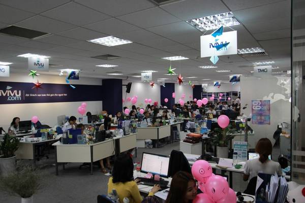 Văn phòng của iVIVU.com   trở nơi vui tươi hơn bởi những chiếc bong bóng màu hồng.