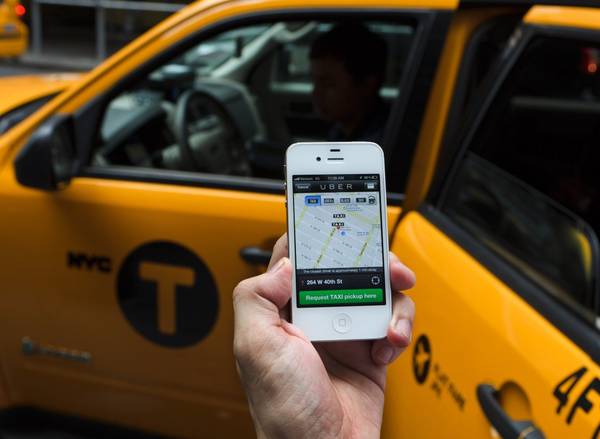 Uber là dịch vụ hoạt động trên điện thoại dưới dạng ứng dụng, giúp kết nối người cần di chuyển và tài xế.