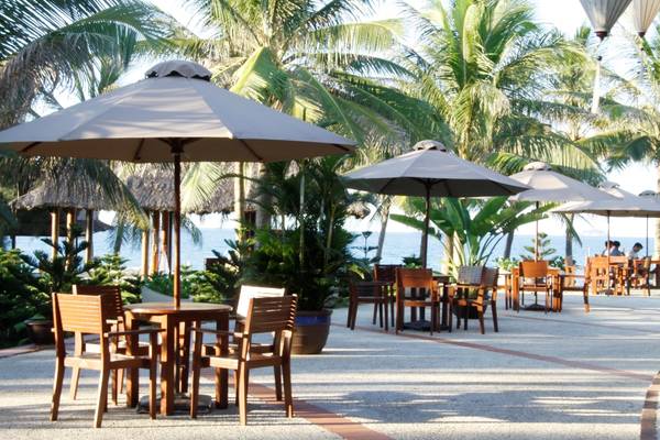 Nhà hàng Colibi hướng biển mang đến cảm giác thoải mái cho du khách.