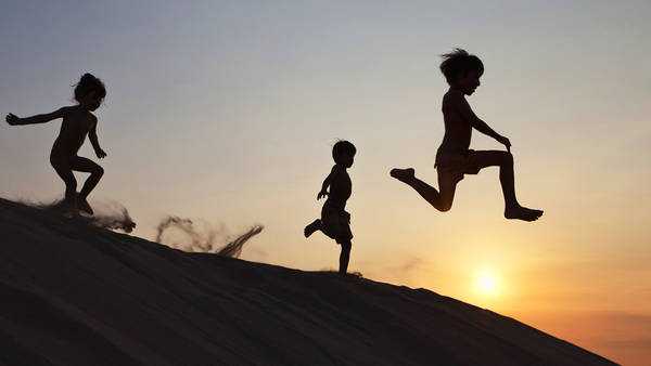 Trẻ em vui đùa trên đồi cát Mũi Né.