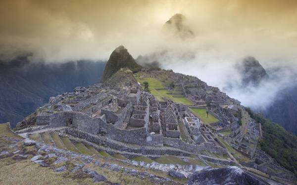Machu Picchu là thành cổ của người Inca, nằm trên đỉnh núi cao và được coi là đồn canh cuối cùng của người Inca