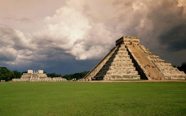 Chichen Itza là một địa điểm khảo cổ thời tiền Colombo do nền văn minh Maya xây dựng, nằm ở trung tâm phía bắc Bán đảo Yucatán.