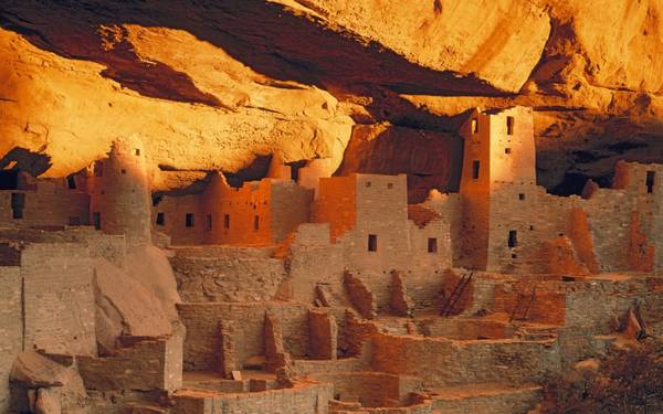 Hơn 600 ngôi nhà trên vách đá được tổ tiên người Pueblo tạo ra. 
