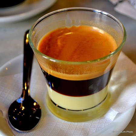 Cafe Bombon được pha với sữa đặc và tách thành lớp thấy rõ trên từng ly. Đây là món đồ uống rất thông dụng ở Valencia, Tây Ban Nha.
