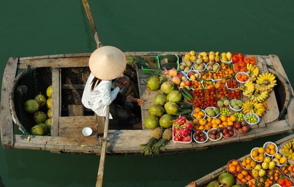 Chợ nổi - nét văn hóa đặc sắc của vùng sông nước miền Tây Việt Nam. Thuyền chất đầy hàng hóa, nhiều nhất là trái cây.