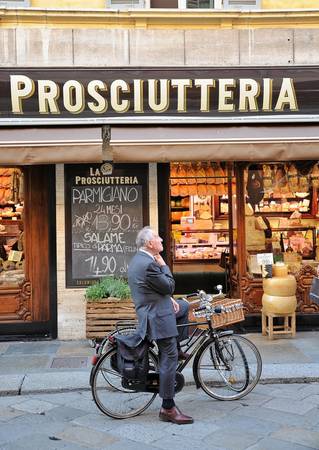 Nhà hàng La Prosciutteria chuyên phục vụ các món ăn Ý, bánh mì sandwich, rượu vang...