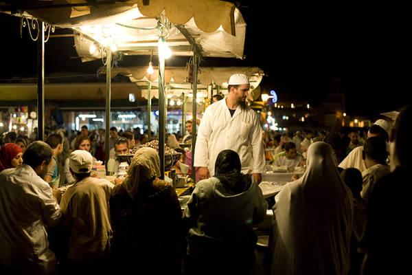 Bữa tối kiểu Ma-rốc tại chợ Marrakesh. 