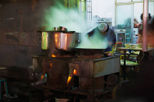 Một đầu bếp đang tất bật nấu nướng trên đường phố Thành Đô, Trung Quốc. 