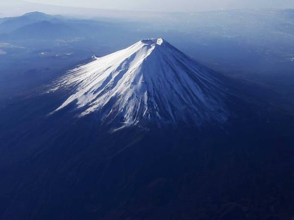 Hình ảnh chụp từ trên cao của núi Phú Sĩ, ngọn núi cao nhất của Nhật Bản. Núi Phú Sĩ có hình nón đặc biệt đối xứng, được bao phủ trong tuyết nhiều tháng trong năm. Ngọn núi này được coi là biểu tượng nổi tiếng của đất nước Mặt trời mọc.