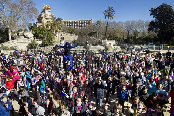Trẻ em tham gia lễ hội hóa trang ở Barcelona, ​​Tây Ban Nha.