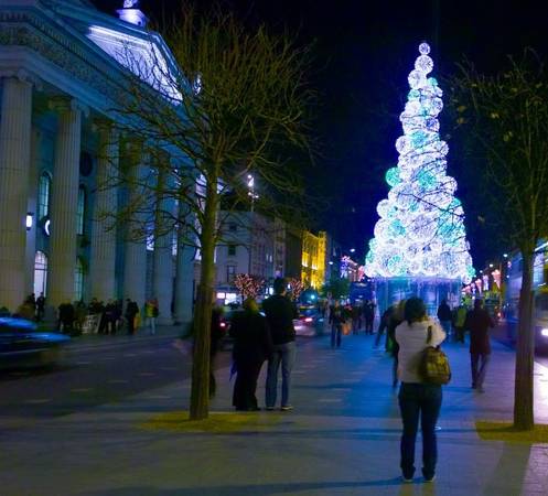 Đường phố Dublin, Ireland tấp nập du khách vào dịp Giáng sinh. 