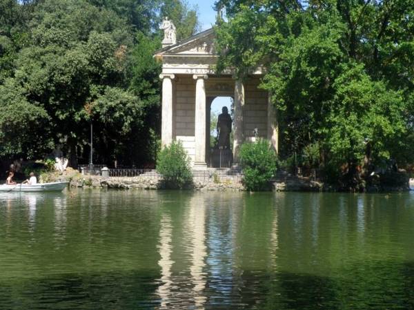 Tản bộ quanh hồ tại Villa Borghese, khu vườn thượng uyển trước đây của hoàng gia và nay là công viên công cộng ở Rome. 