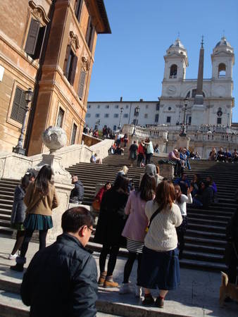 Du khách tại một điểm du lịch ở Rome trong những ngày hè.