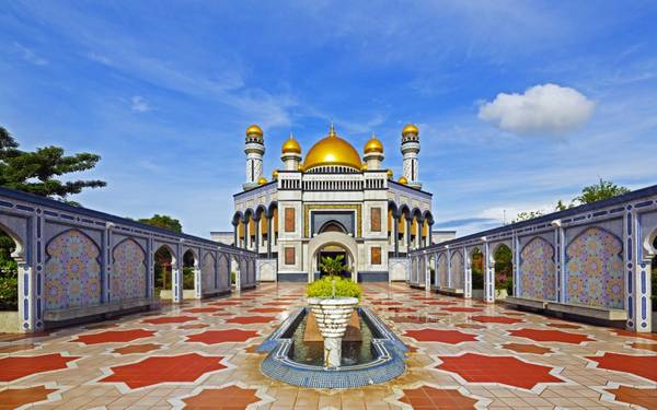 Vương quốc Hồi giáo Brunei là một quốc gia nhỏ bé nằm trên đảo Borneo, ở Đông Nam Á.