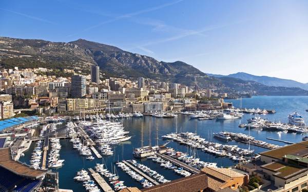 Monaco là quốc gia nhỏ thứ hai thế giới, nằm trên vùng Riviera giữa Pháp và Ý.