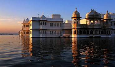 Taj Lake Palace, một khác sạn xa xỉ nằm trên hồ Pichola, thuộc Udaipur, Ấn Độ. Lâu đài được xây dựng vào khoảng giữa 1973 đến 1974.