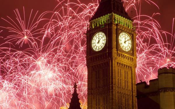 Hình ảnh của Tháp Big Ben được chiếu sáng bởi ánh sáng từ pháo hoa và trình diễn ánh sáng xung quanh thật tuyệt vời, tuy nhiên những niềm vui không dừng ở đó. Pháo hoa nổ trên sông Thames và London Eye rực sáng trong tiếng nhạc nước sôi động
