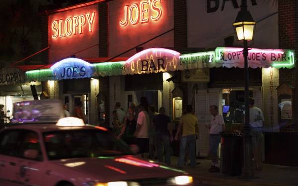 Sau màn bắn pháo hoa ấn tượng chào đón năm mới, người dân và khách du lịch tại Key West thường sẽ bắt đầu các hoạt động vui chơi và tiệc tùng trong các quán bar xung quanh.