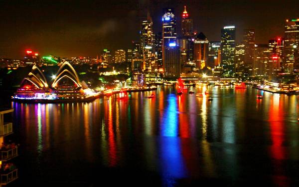 Du khách có thể chiêm ngưỡng màn biểu diễn pháo hoa lớn nhất thế giới trong dịp năm mới tại Sydney.