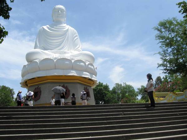 Tượng Phật tại chùa Long Sơn, Nha Trang.