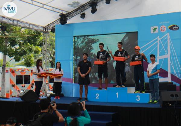 Ông Phillip Nguyễn -  Đại sứ HCMC Run 2015 lên trao quà cho những vận động viên chiến thắng. 