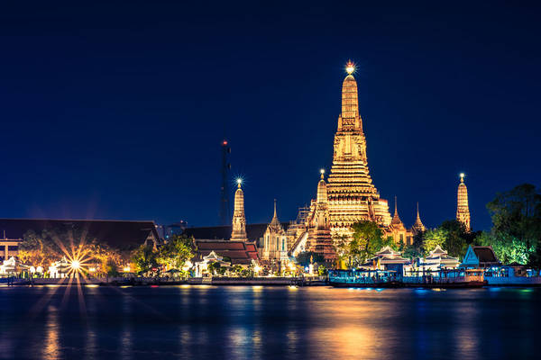 Đi dạo bằng thuyền trên sông Chao Phraya vào ban đêm là một trong những trải nghiệm mà bạn nhất định phải có ở Bangkok.