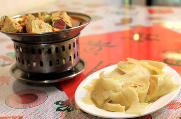 Rotten boiled bamboo shoots and tofu dish popular in Taiwan.