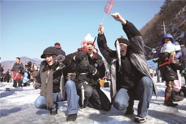 Từ ngày 4 đến 26/1 là thời điểm diễn ra lễ hội câu cá hồi trên băng tại huyện Hwacheon, tỉnh Gangwon. Ảnh: Magazine.seoulselection