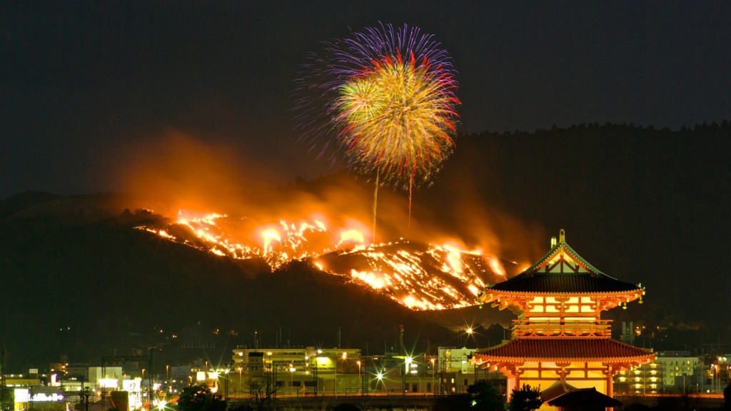Lễ hội Yamayaki diễn ra vào ngày chủ nhật thứ hai của tháng 1 tại Nara, Nhật Bản. Ảnh: Fest300