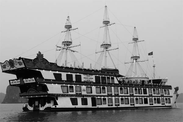 Đặt chỗ trên du thuyền Dragon's Pearl để có thể ngắm nhìn toàn cảnh Hạ Long một cách chân thực nhất.