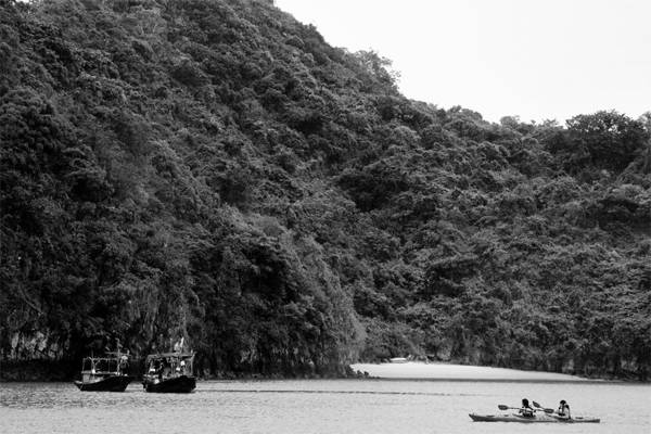 Chèo thuyền kayak, tiến lại gần những chiếc thuyền đánh cá của ngư dân, bạn sẽ có cảm giác nơi đây giống như tàn tích của một thị trấn nổi một thời.