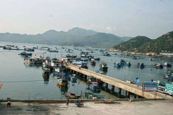 Cầu cảng Bình Ba, nơi du khách có thể đi mua sắm những món đặc sản địa phương.
