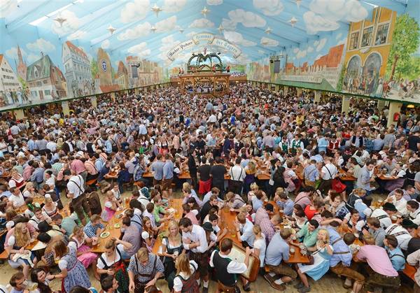 Mỗi năm, Oktoberfest thu hút hàng triệu lượt khách du lịch từ khắp nơi trên thế giới đổ về Munich. 