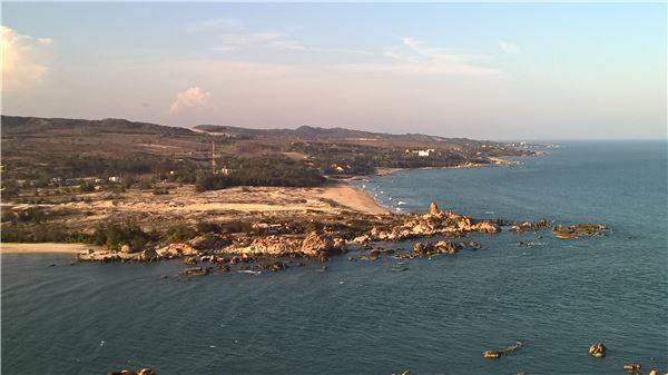 Từ hải đăng phóng tầm nhìn về xã Tiến Thành, nơi tập trung nhiều bãi biển cát trắng và các resort cao cấp.