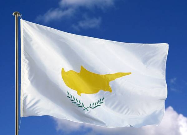 Từ tháng 8 năm 1960, quốc kỳ của Cyprus có hình ảnh bản đồ hòn đảo và hai cành ô liu phía dưới.