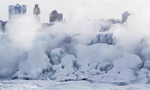 Thác Niagara đóng băng sau nhiều ngày nhiệt độ xuống dưới 0 độ C.