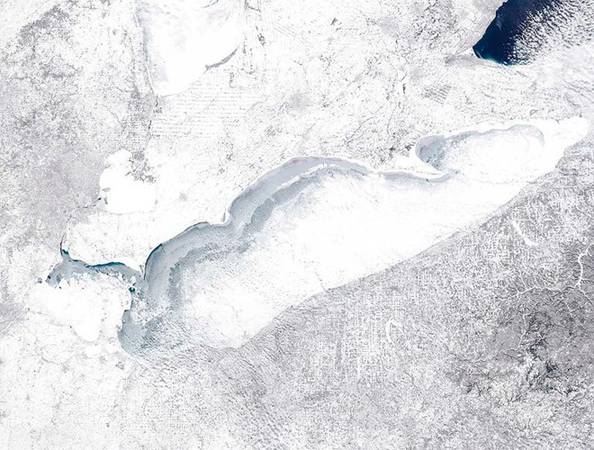 90% diện tích hồ Erie đóng băng.