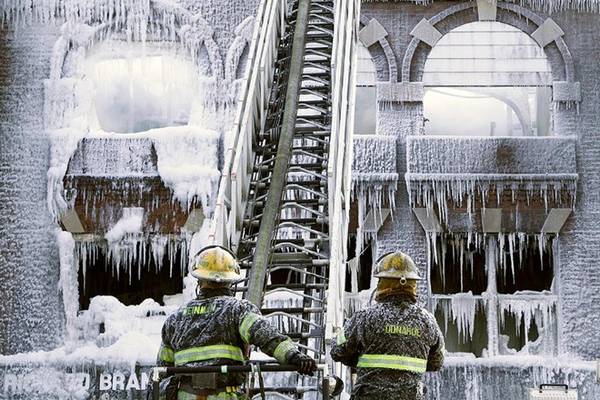 Lính cứu hỏa ở Philadelphia phải vất vả chống lại băng giá thay vì lửa.